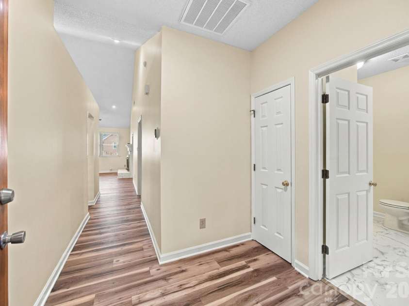 19838 Oak Leaf Circle, Cornelius, NC 28031.  MLS# CAR4429778, YatesRealty ID 54063. Front entry hallway
