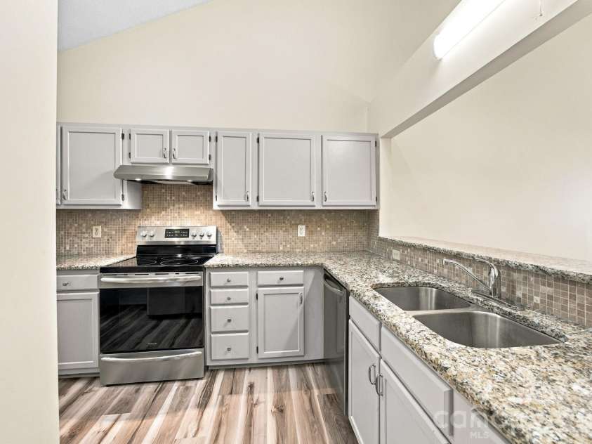 19838 Oak Leaf Circle, Cornelius, NC 28031.  MLS# CAR4429778, YatesRealty ID 54063. Kitchen entry