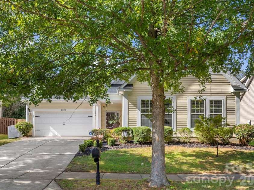 6723 Carrington Pointe Drive, Huntersville, NC 28078.  MLS# CAR4427331, YatesRealty ID 54069. 