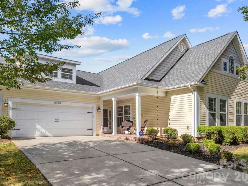 6723 Carrington Pointe Drive, Huntersville, NC 28078.  MLS# CAR4427331, YatesRealty ID 54069. 