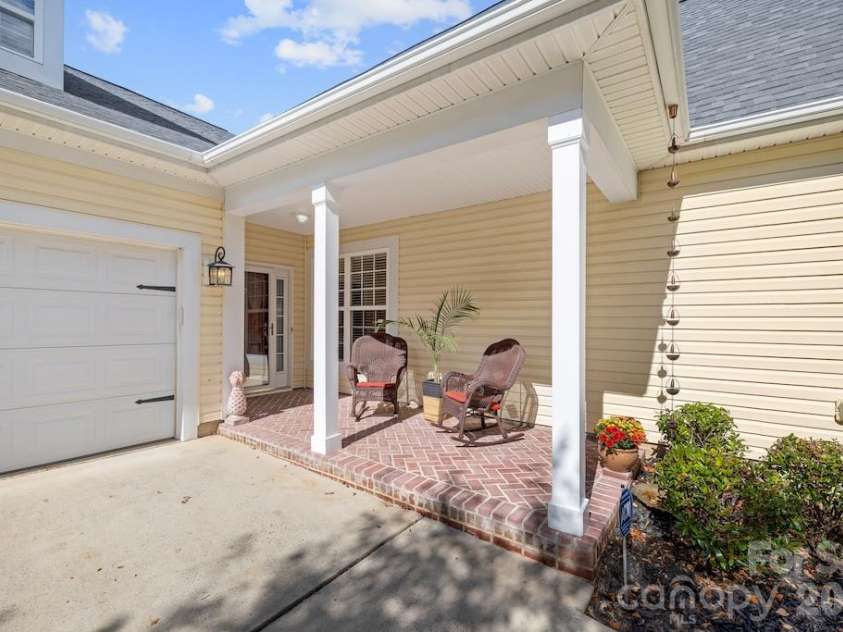 6723 Carrington Pointe Drive, Huntersville, NC 28078.  MLS# CAR4427331, YatesRealty ID 54069. 