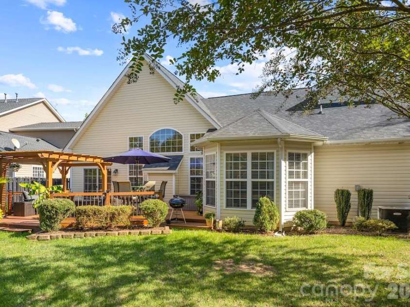 6723 Carrington Pointe Drive, Huntersville, NC 28078.  MLS# CAR4427331, YatesRealty ID 54069. 