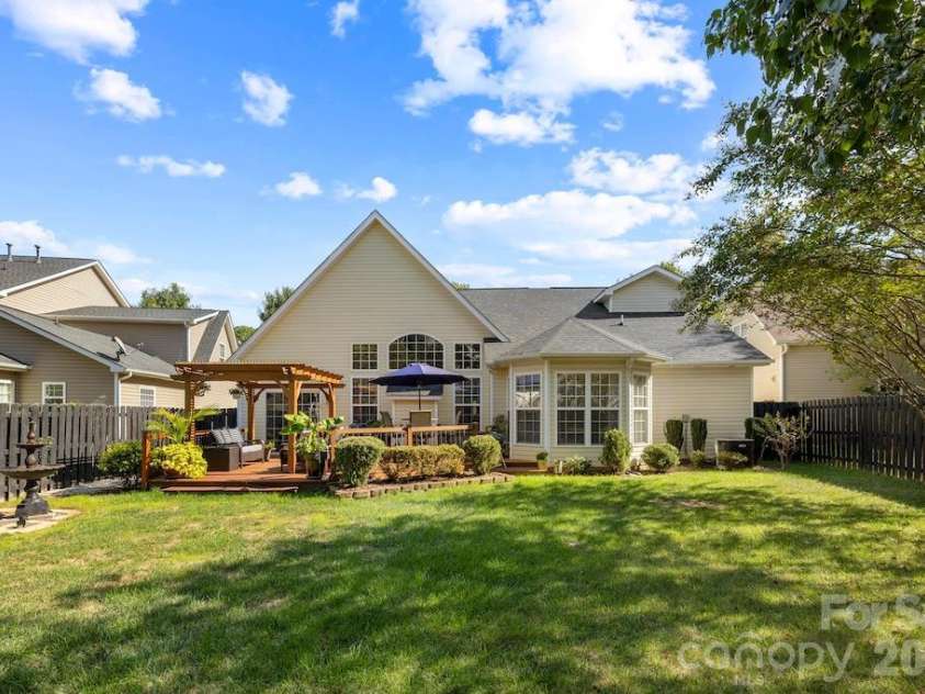 6723 Carrington Pointe Drive, Huntersville, NC 28078.  MLS# CAR4427331, YatesRealty ID 54069. 