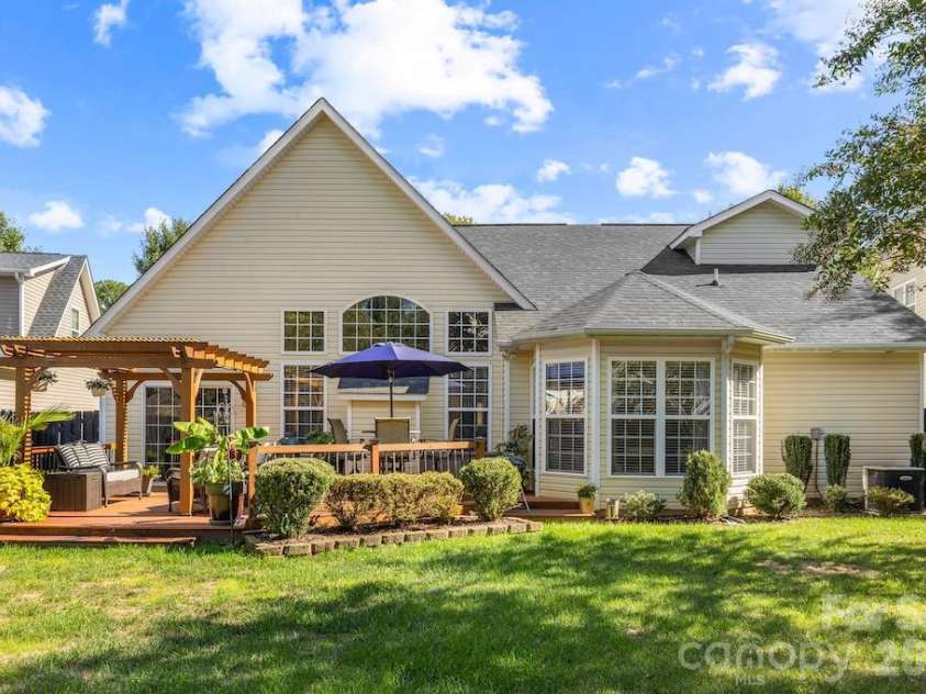 6723 Carrington Pointe Drive, Huntersville, NC 28078.  MLS# CAR4427331, YatesRealty ID 54069. 