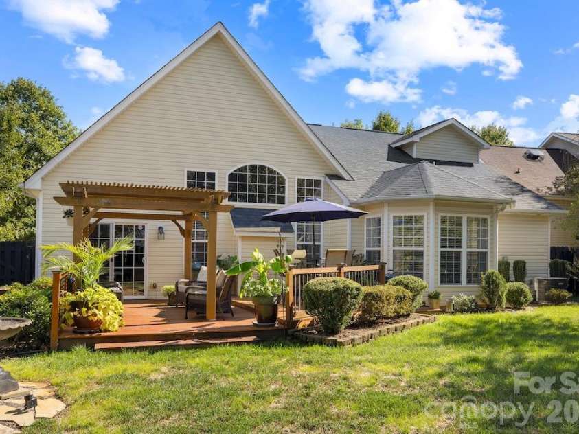 6723 Carrington Pointe Drive, Huntersville, NC 28078.  MLS# CAR4427331, YatesRealty ID 54069. 