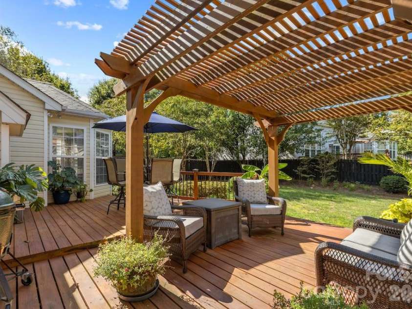 6723 Carrington Pointe Drive, Huntersville, NC 28078.  MLS# CAR4427331, YatesRealty ID 54069. 