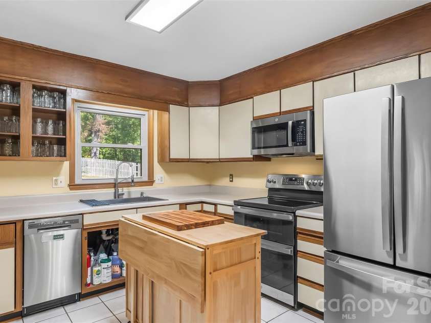 14 Three J Lane, Swannanoa, NC 28778.  MLS# CAR4429550, YatesRealty ID 54070. 