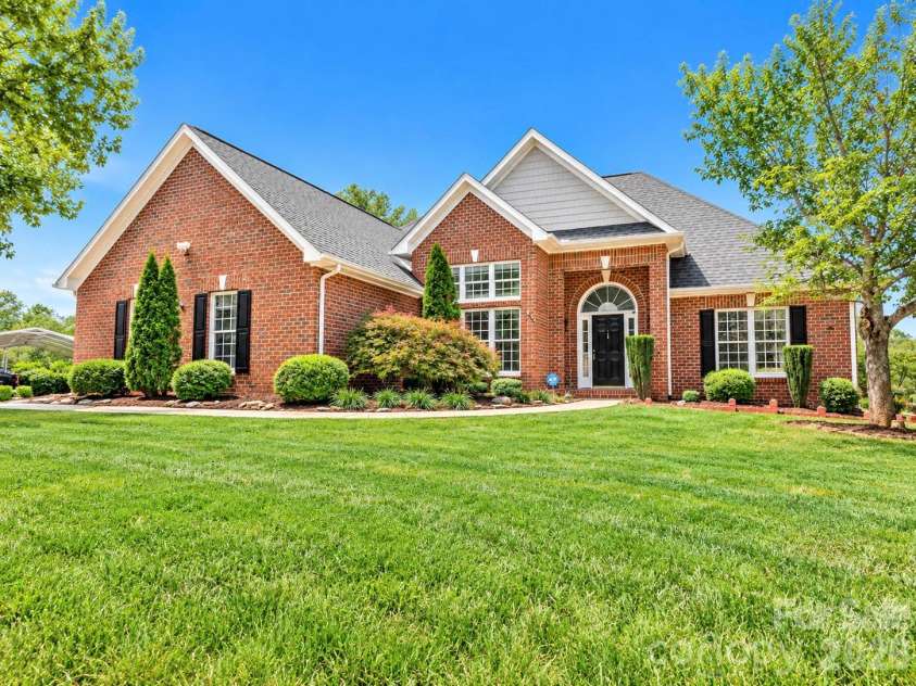 1615 Terra Cotta Drive, Hickory, NC 28602.  MLS# CAR4430081, YatesRealty ID 54072. 