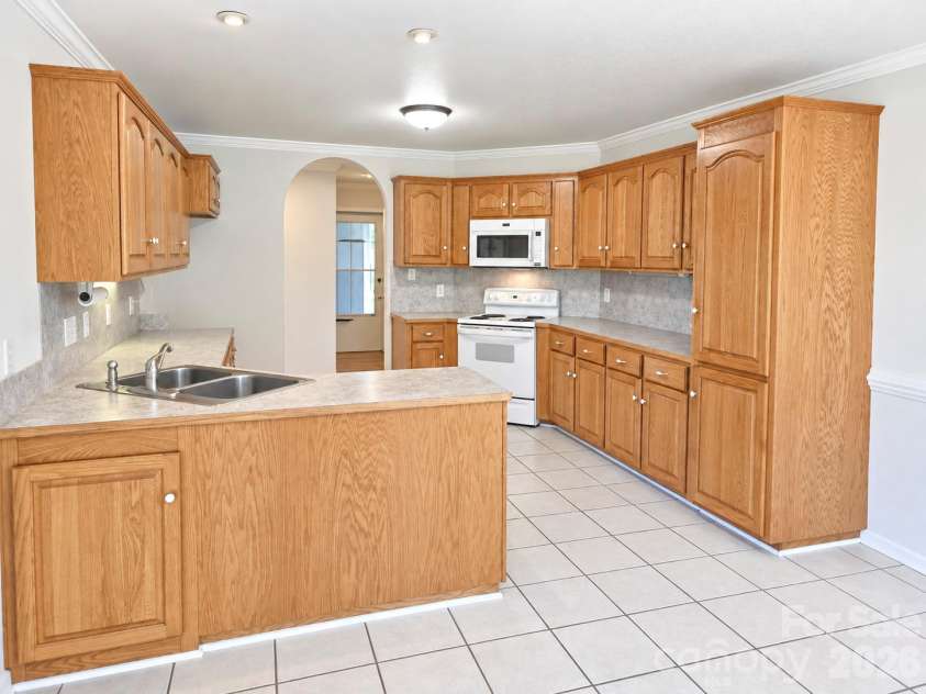 1615 Terra Cotta Drive, Hickory, NC 28602.  MLS# CAR4430081, YatesRealty ID 54072. 