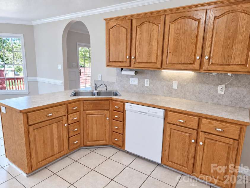 1615 Terra Cotta Drive, Hickory, NC 28602.  MLS# CAR4430081, YatesRealty ID 54072. 