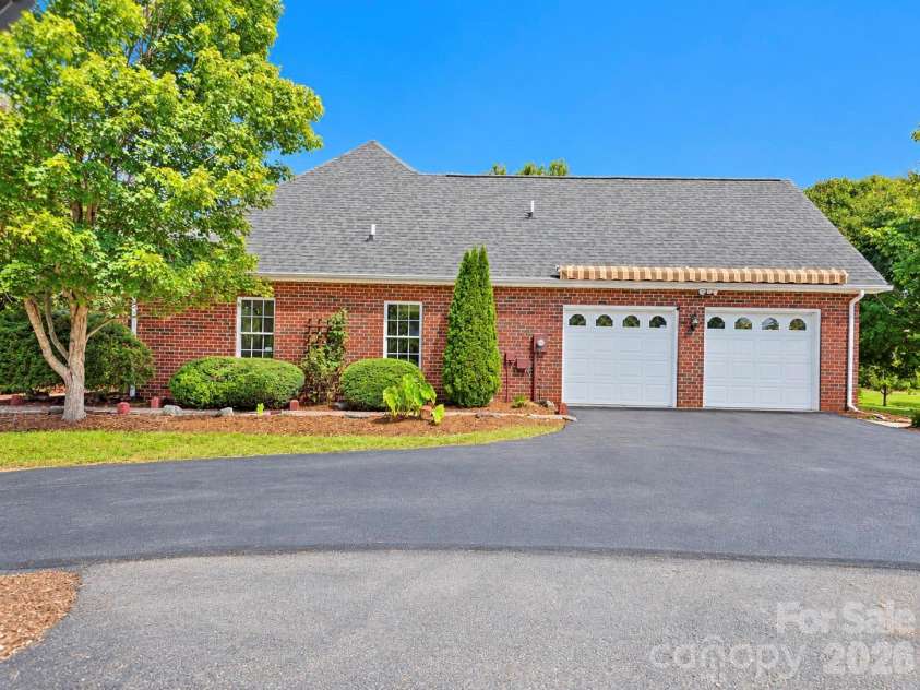 1615 Terra Cotta Drive, Hickory, NC 28602.  MLS# CAR4430081, YatesRealty ID 54072. 