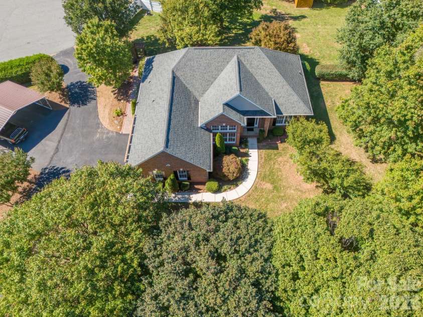 1615 Terra Cotta Drive, Hickory, NC 28602.  MLS# CAR4430081, YatesRealty ID 54072. 