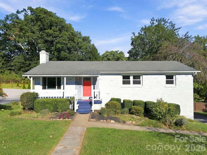 20 Oak Leaf Lane, Arden, NC 28704.  MLS# CAR4428289, YatesRealty ID 54075. 