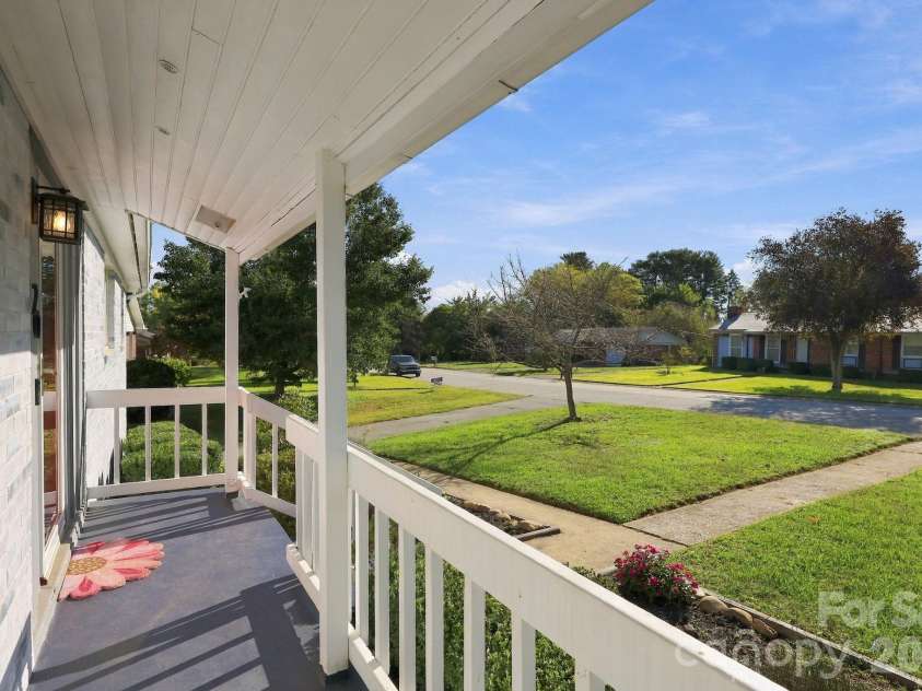 20 Oak Leaf Lane, Arden, NC 28704.  MLS# CAR4428289, YatesRealty ID 54075. 