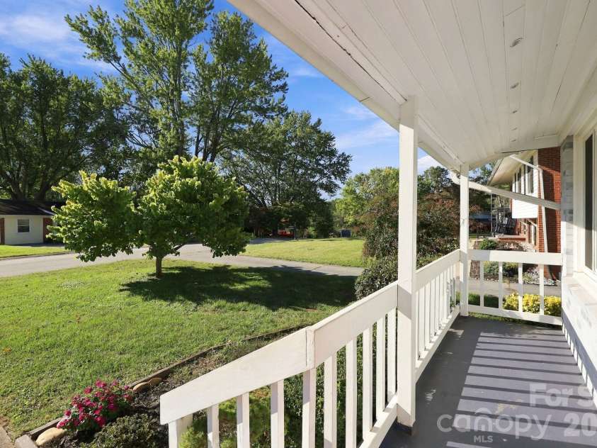 20 Oak Leaf Lane, Arden, NC 28704.  MLS# CAR4428289, YatesRealty ID 54075. 