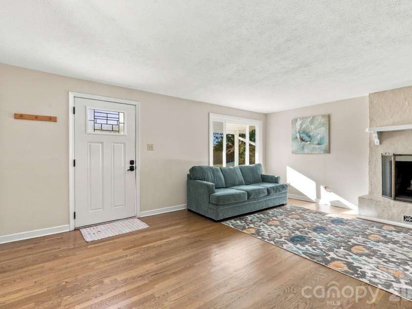 20 Oak Leaf Lane, Arden, NC 28704.  MLS# CAR4428289, YatesRealty ID 54075. 
