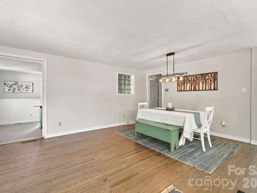 20 Oak Leaf Lane, Arden, NC 28704.  MLS# CAR4428289, YatesRealty ID 54075. 