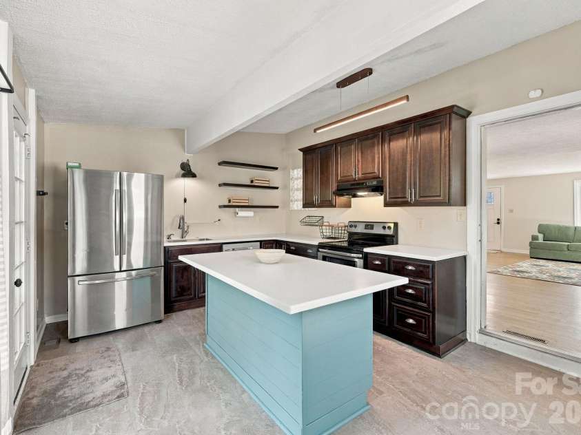 20 Oak Leaf Lane, Arden, NC 28704.  MLS# CAR4428289, YatesRealty ID 54075. 