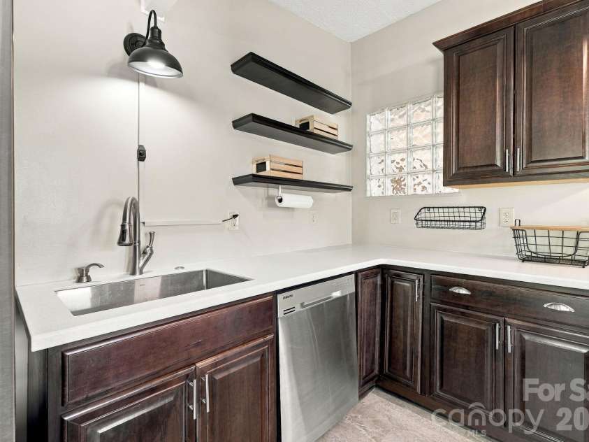 20 Oak Leaf Lane, Arden, NC 28704.  MLS# CAR4428289, YatesRealty ID 54075. 