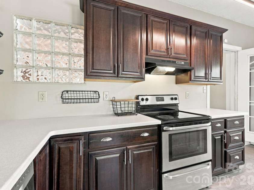 20 Oak Leaf Lane, Arden, NC 28704.  MLS# CAR4428289, YatesRealty ID 54075. 