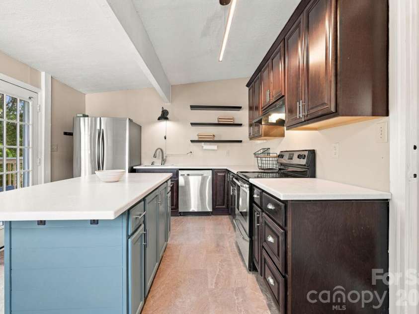 20 Oak Leaf Lane, Arden, NC 28704.  MLS# CAR4428289, YatesRealty ID 54075. 