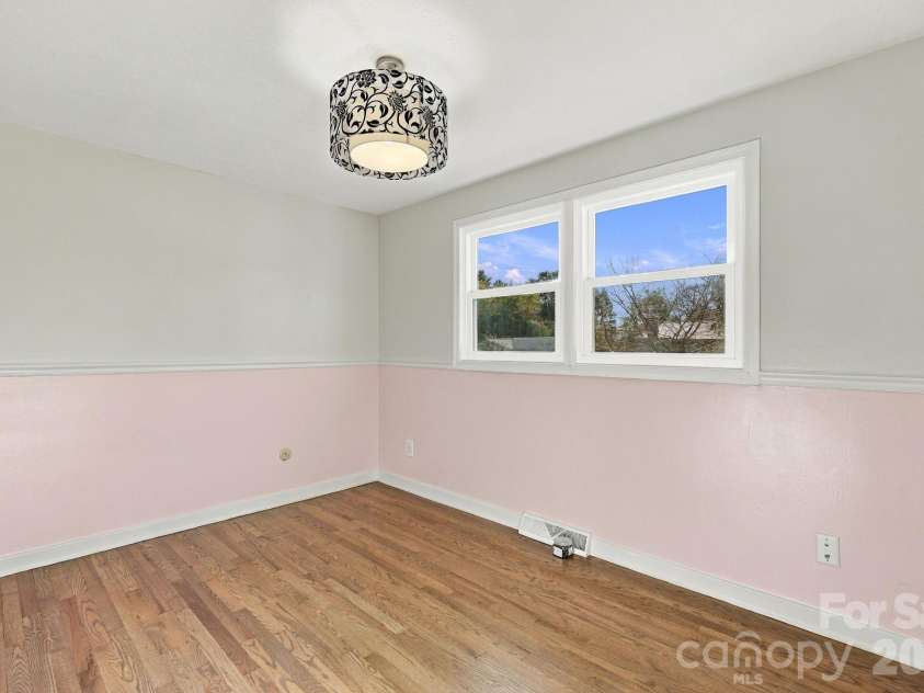 20 Oak Leaf Lane, Arden, NC 28704.  MLS# CAR4428289, YatesRealty ID 54075. 