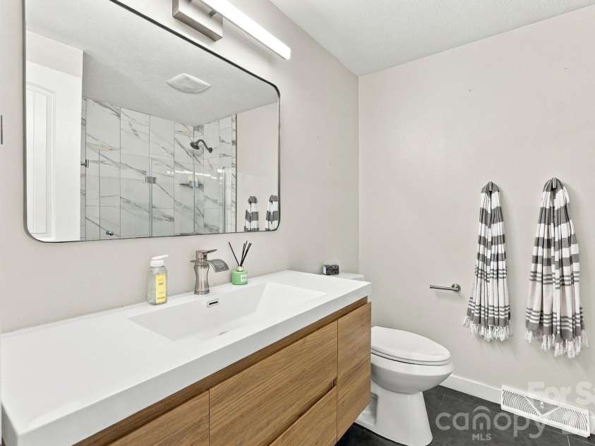 20 Oak Leaf Lane, Arden, NC 28704.  MLS# CAR4428289, YatesRealty ID 54075. 