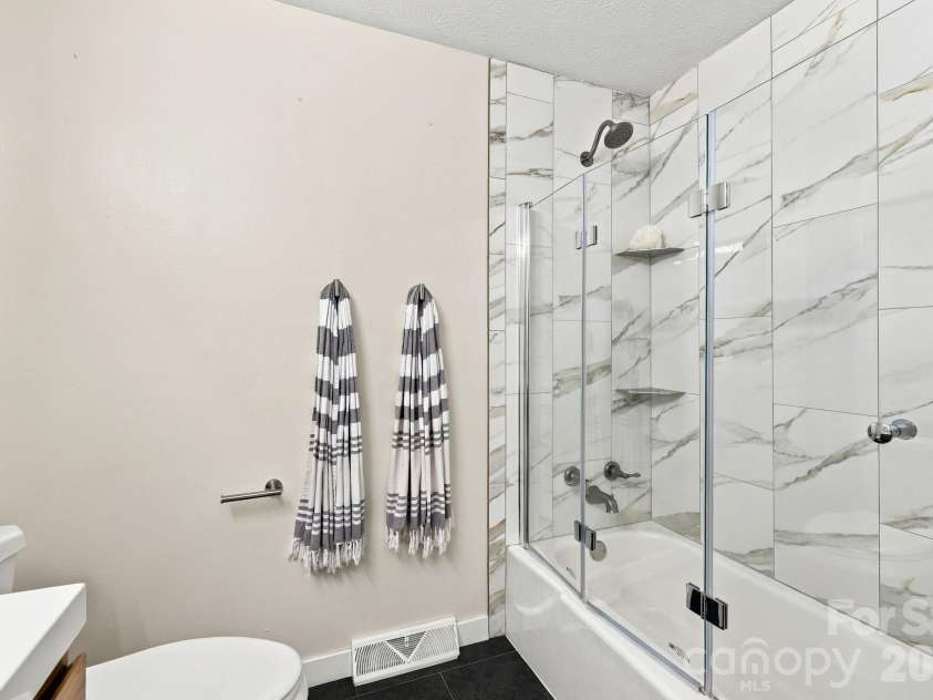 20 Oak Leaf Lane, Arden, NC 28704.  MLS# CAR4428289, YatesRealty ID 54075. 