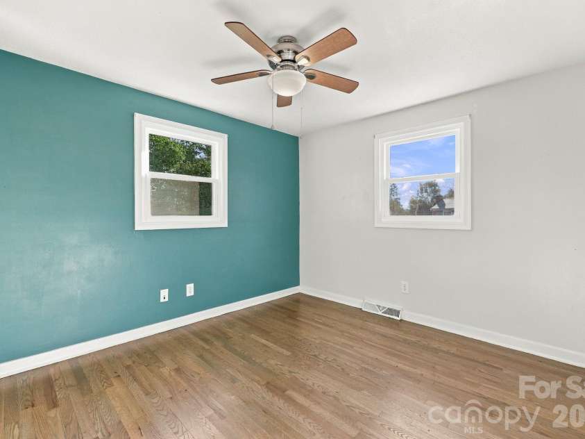 20 Oak Leaf Lane, Arden, NC 28704.  MLS# CAR4428289, YatesRealty ID 54075. 