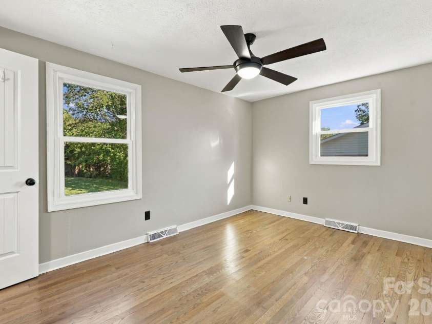 20 Oak Leaf Lane, Arden, NC 28704.  MLS# CAR4428289, YatesRealty ID 54075. 
