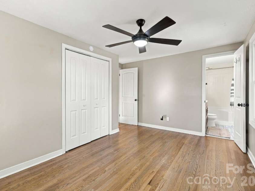 20 Oak Leaf Lane, Arden, NC 28704.  MLS# CAR4428289, YatesRealty ID 54075. 