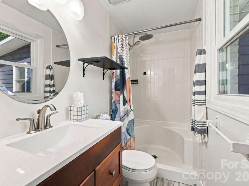 20 Oak Leaf Lane, Arden, NC 28704.  MLS# CAR4428289, YatesRealty ID 54075. 