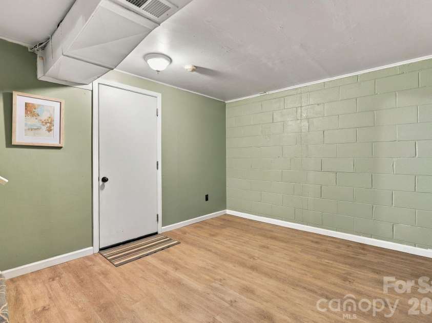 20 Oak Leaf Lane, Arden, NC 28704.  MLS# CAR4428289, YatesRealty ID 54075. 