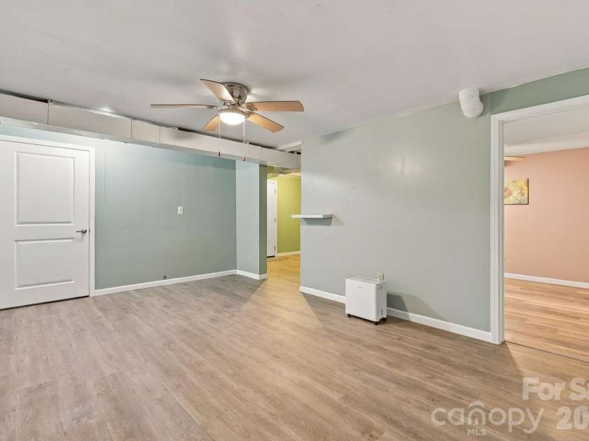 20 Oak Leaf Lane, Arden, NC 28704.  MLS# CAR4428289, YatesRealty ID 54075. 