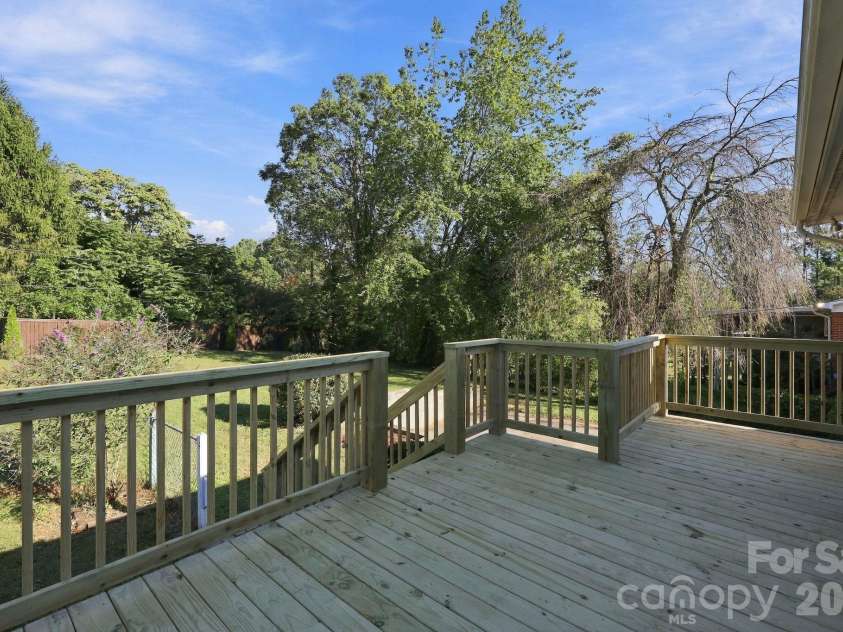 20 Oak Leaf Lane, Arden, NC 28704.  MLS# CAR4428289, YatesRealty ID 54075. 