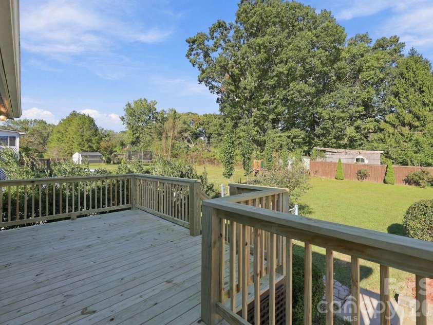 20 Oak Leaf Lane, Arden, NC 28704.  MLS# CAR4428289, YatesRealty ID 54075. 