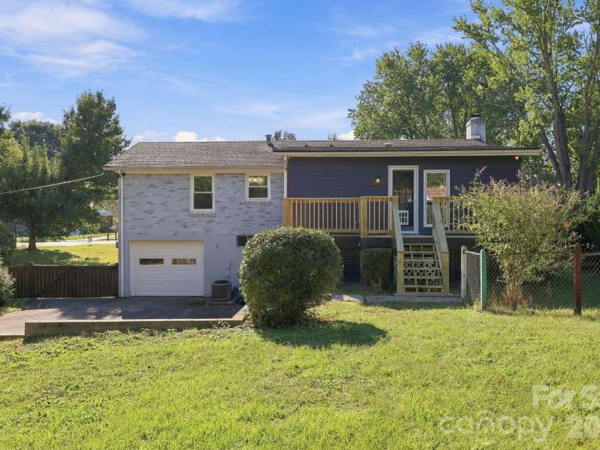 20 Oak Leaf Lane, Arden, NC 28704.  MLS# CAR4428289, YatesRealty ID 54075. 