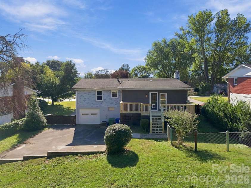 20 Oak Leaf Lane, Arden, NC 28704.  MLS# CAR4428289, YatesRealty ID 54075. 