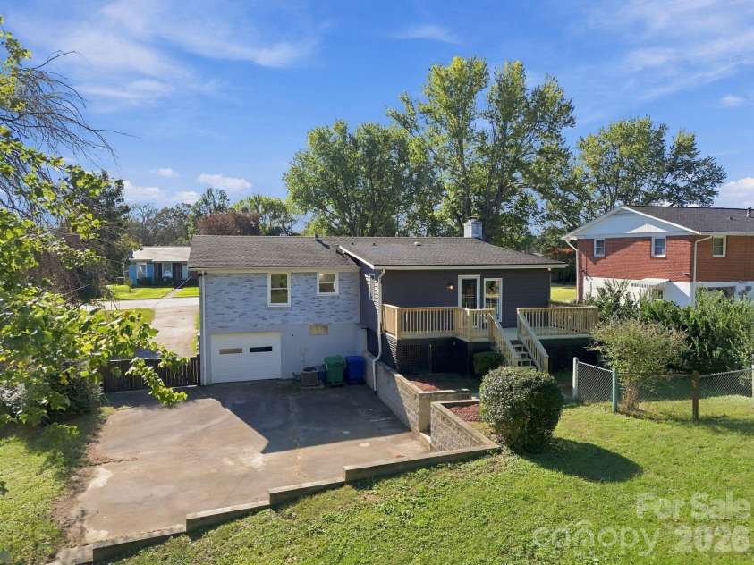 20 Oak Leaf Lane, Arden, NC 28704.  MLS# CAR4428289, YatesRealty ID 54075. 