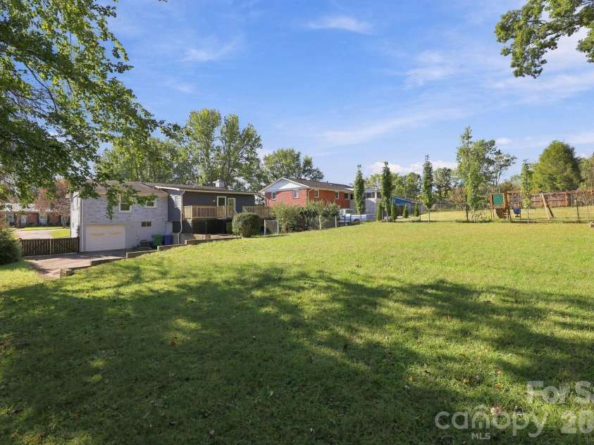 20 Oak Leaf Lane, Arden, NC 28704.  MLS# CAR4428289, YatesRealty ID 54075. 