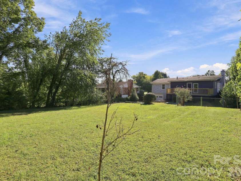 20 Oak Leaf Lane, Arden, NC 28704.  MLS# CAR4428289, YatesRealty ID 54075. 