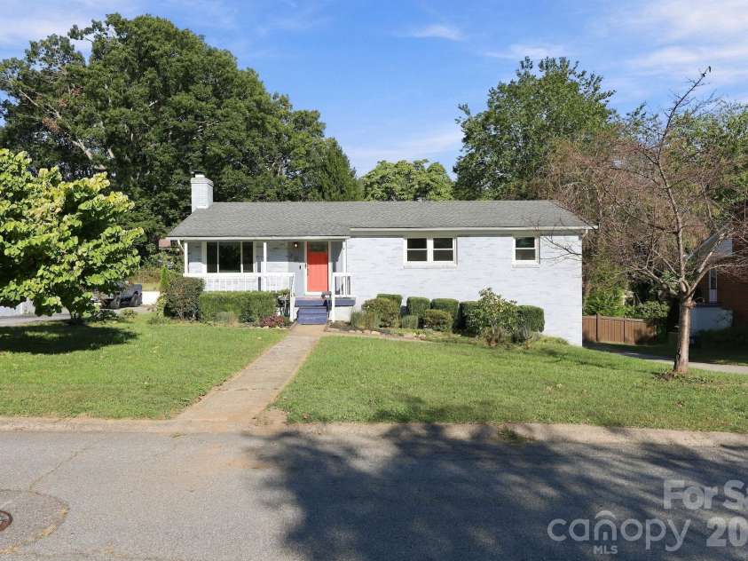 20 Oak Leaf Lane, Arden, NC 28704.  MLS# CAR4428289, YatesRealty ID 54075. 
