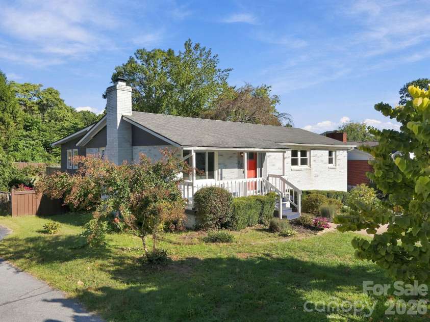20 Oak Leaf Lane, Arden, NC 28704.  MLS# CAR4428289, YatesRealty ID 54075. 