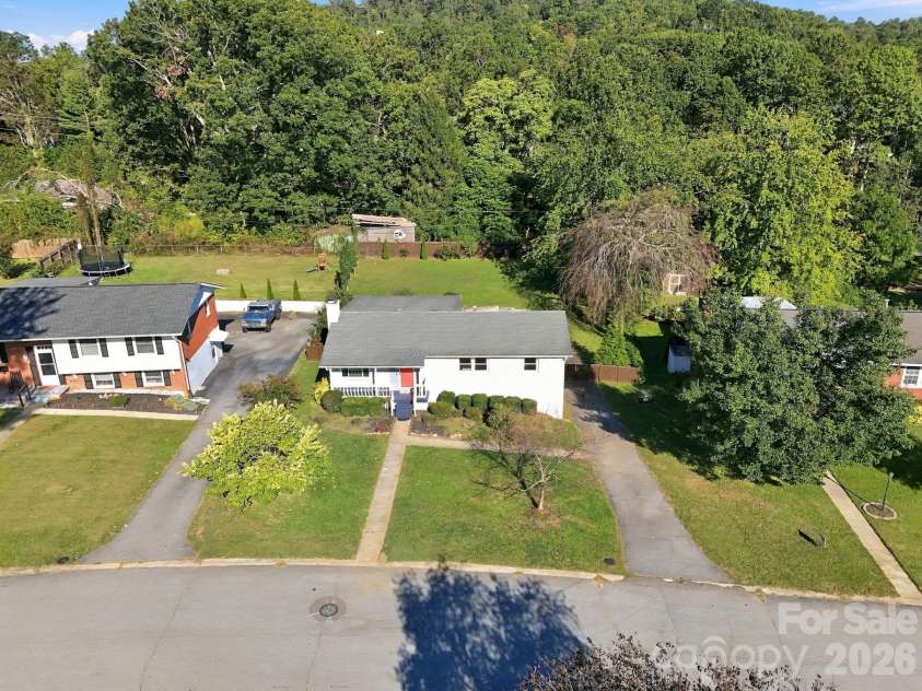 20 Oak Leaf Lane, Arden, NC 28704.  MLS# CAR4428289, YatesRealty ID 54075. 