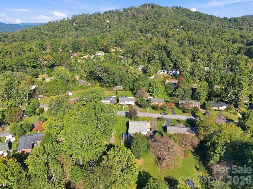 20 Oak Leaf Lane, Arden, NC 28704.  MLS# CAR4428289, YatesRealty ID 54075. 
