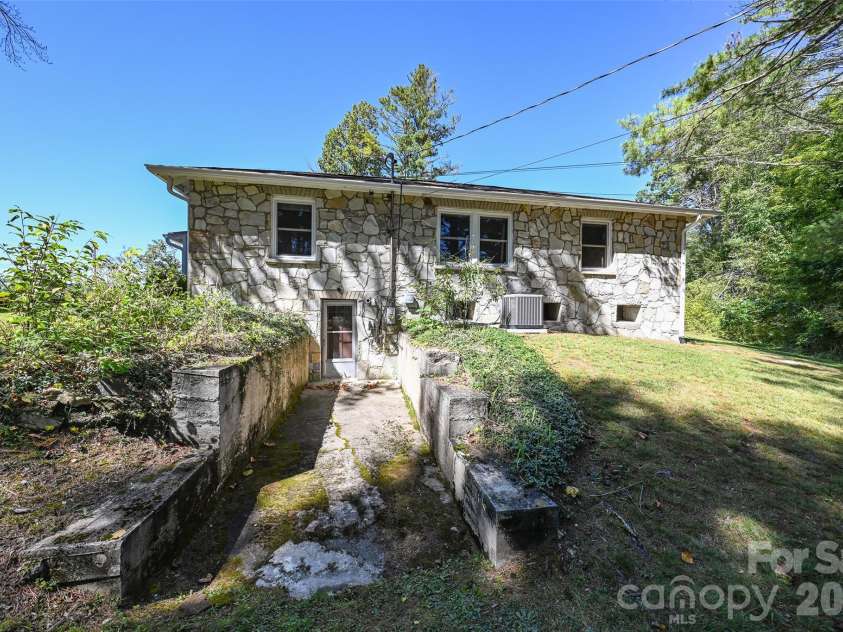 390 Sokassa Road, Newland, NC 28657.  MLS# CAR4430076, YatesRealty ID 54076. 