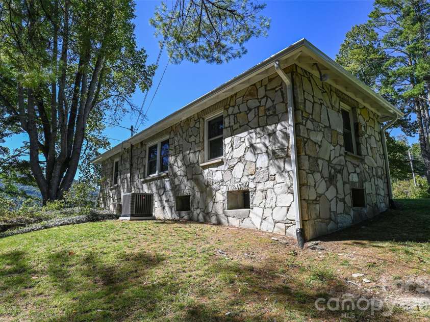 390 Sokassa Road, Newland, NC 28657.  MLS# CAR4430076, YatesRealty ID 54076. 