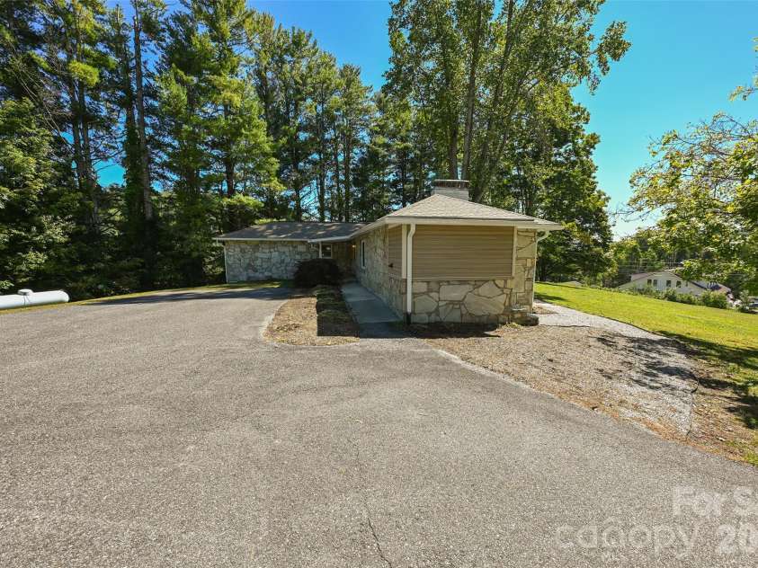 390 Sokassa Road, Newland, NC 28657.  MLS# CAR4430076, YatesRealty ID 54076. 