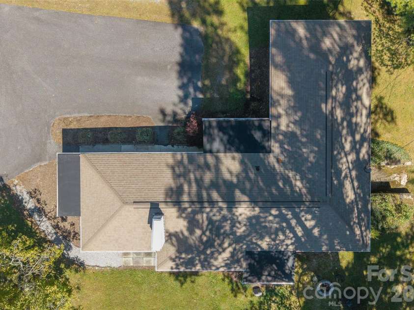 390 Sokassa Road, Newland, NC 28657.  MLS# CAR4430076, YatesRealty ID 54076. 