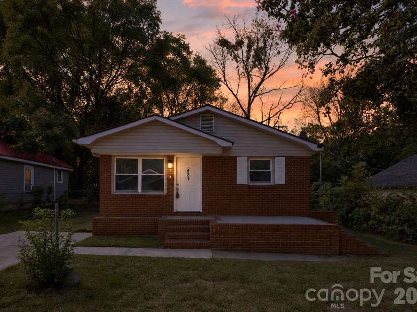 427 Clinton Avenue, Lancaster, SC 29720.  MLS# CAR4428576, YatesRealty ID 54079. 